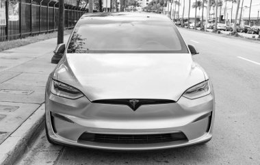 Miami, Florida, ABD - 18 Kasım 2024: Tesla Model X 2022 elektrikli araba. Tesla Model X tipi lüks elektrikli araba. Tesla Model X 'in arabası dışarıda park edilmiş. Tesla Model XG, ön görünüm.
