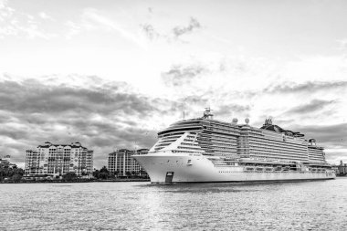 Miami, Florida, ABD - 23 Aralık 2024 Yaz Tatili Gezisi. MSC yolcu gemisinde. Gemi turu ve deniz seyahati. Akşamları gemi aydınlanır. MSC Sahil Yolcu Gemisi Yolculuğu.