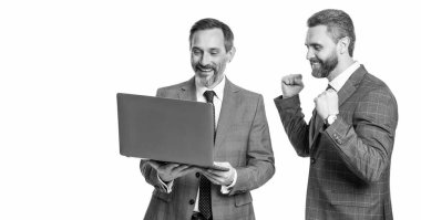 Çevrimiçi çalışan olgun iş adamları. İş başarısı. Programcı çevrimiçi bilgisayar kullanıyor. Çevik iş. Profesyonel iş adamlarının çevrimiçi iletişimi vardır. Çevrim içi öğrenim.