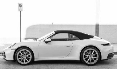 Miami, Florida, ABD - 23 Kasım 2020 Porsche 911 Carrera 4S üstü açık spor araba. Porsche Carrera 4S tipi spor araba. Porsche Carrera 'nın arabası dışarıda park edilmiş. Porsche 911 Carrera, yan görüş.