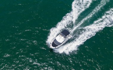 Yat teknesi turu. Lüks tekne yatı. Sürat teknesi denizde. Lüks bir yat kiralama şirketi. Motorlu yat lüks gemi. Deniz motoru. Deniz yaz tatili. Hava motorlu teknesi. Miami titreşimleri.