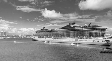 Miami, Florida, ABD - 3 Kasım 2024: Valiant Lady Cruise Gemisi Yolculuğu. Yaz tatili için gemi turu. Bakire Yolculukları ve Bain Capital. Gemi turu ve deniz seyahati. Seyahat acentası turu.