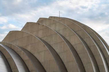 Geometrik şekil. Günbatımına karşı modern mimari. Mimari geometrik detay. Dış ve modern tasarım. Geometrik bina tasarımı. Modern mimari.