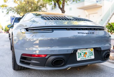 Miami, Florida, ABD - 27 Temmuz 2025: Porsche 911 Carrera 2023 GTS Cabriolet üstü açık araba. Lüks araba Porsche 911 Carrera. Araba Porsche 911 Carrera dışarı park etmiş. Gri üstü açık araba, nadir bir manzara..