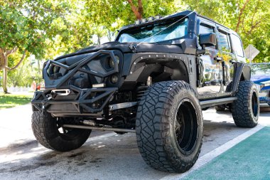 Miami, Florida, ABD - 27 Temmuz 2025: Sınırsız Jeep Wrangler 2017 SUV arabası. Kamyonet kamyonu Jeep Wrangler. Araba Jeep Wrangler dışarıda park etmiş. Siyah kamyonet, köşe manzaralı..