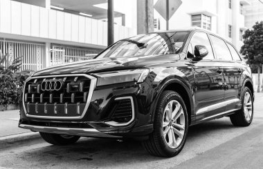 Miami, Florida, ABD - 18 Aralık 2024 Audi Q755 Premium Crossover Car. Audi Q7 tipinde lüks bir araba. Audi Q7 'nin arabası dışarıda park edilmiş. Audi Q7, köşe görünümü.