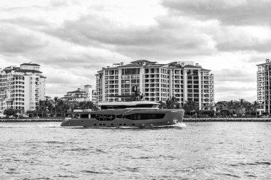Teknesi olan Miami Kanalı. Fisher Adası konut binası ve lüks yat teknesi. Miami Fisher Adası 'nın manzarası. Marinaya yüzen bir tekne. Fisher Adası 'nda lüks bir yat teknesi. Yaz tatili.