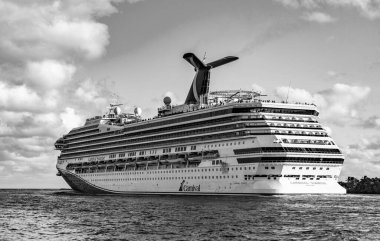 Miami, Florida, ABD - 10 Aralık 2024: Karnaval yolcu gemisi. Gemi turu ve seyahat. Gemi Miami limanından ayrılıyor. Tatil turu. Karnaval Gündoğumu yolcu gemisi yolculuğu. Yaz tatilinde gezmek.