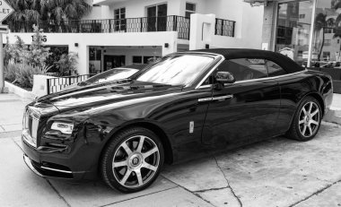 Miami, Florida, ABD - 16 Kasım 2024: Rolls Royce Dawn 2017 üstü açık araba. Rolls Royce Dawn modelinin üstü açık siyah arabası. Rolls Royce 'un arabası dışarıda park edilmiş. Rolls Royce, köşe manzaralı..