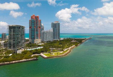 Mavi gökyüzünde Miami Plajı. Skyline hava görüntüsü. Miami şehri. Tropik Miami manzarası. Miami bölgesi gökyüzü manzarası. Meşhur okyanus kıyısında. Panoramik kıyı şeridi