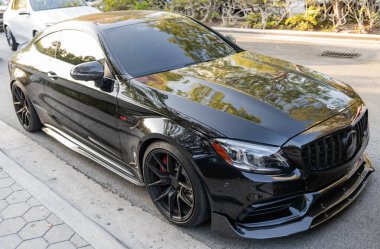 Miami, Florida, ABD - 27 Temmuz 2025: Mercedes Benz AMG C63 S coupe. Siyah araba, köşe manzaralı. Mercedes Benz AMG C63 S Coupe 2020 arabası. Coupe Mercedes Benz AMG C63 S.