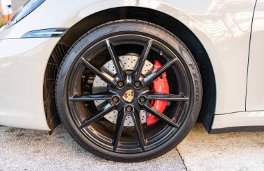 Miami, Florida, ABD - 27 Temmuz 2025: lüks araba Porsche 911. Porsche 911 'i dışarıda park etmiş. Beyaz üstü açık araba, tekerlek manzaralı. Porsche 911 992 nesil 2020 üstü açık coupe araba..