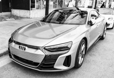 Miami, Florida, ABD - 17 Kasım 2024: Audi e-Tron GT 2022 elektrikli araba. Audi e-Tron GT tipi lüks elektrikli araba. Audi e-Tron 'un arabası dışarıda park edilmiş. Audi e-Tron elektrikli araba, alçak görüş.