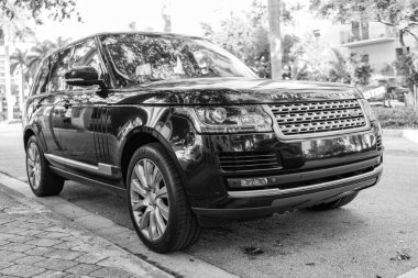 Miami, Florida, ABD - 08 Aralık 2024 Land Rover Range Rover 'ın lüks SUV arabası. Land Rover 'ın arabası dışarıda park edilmiş. Range Rover SUV 2016 siyah renk, köşe görünümü.