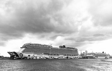 Miami, Florida, ABD - 4 Kasım 2024 Norveçli Cruise şirketi. Gemi turu ve deniz seyahati. Gemi limanda. Norveç Tekrarı ve Yeşim Gemi Yolculuğu. Yaz tatilinde gezmek.