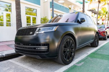 Miami, Florida, ABD - 10 Temmuz 2025: Otomobil Range Rover açık hava parkı. Siyah mat araba, köşe manzaralı. Land Rover Range 2025 SUV arabası. Lüks SUV araç Land Rover.