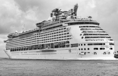 Miami, Florida, ABD - 16 Aralık 2024: Royal Caribbean International tekne şirketi. Gemi turu. Gemi limandan ayrılıyor. Deniz Gezisi Gezisi 'nin kaşifi. Yaz tatilinde gezmek.