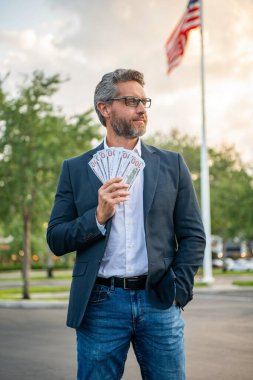 Yatırım başarısı. Adam tüccarın elinde nakit para var. Kazanmakta başarılı olmak. İş adamı para kazanıyor. İş parası başarısı. Amerika 'da gümrük. Borsa büyümesinde başarılı finans işadamı.