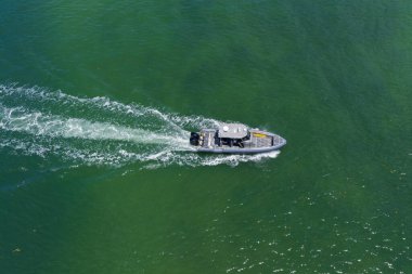 Yat teknesi turu. Lüks tekne yatı. Sürat teknesi denizde. Lüks bir yat kiralama şirketi. Motorlu yat lüks gemi. Deniz motoru. Deniz yaz tatili. Hava motorlu teknesi.