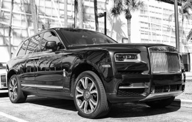 Miami, Florida, ABD - 21 Kasım 2024: siyah Rolls Royce Ghost 2013 arabası. Rolls Royce Hayalet modelinin lüks arabası. Beyaz Rolls Royce arabası dışarıda park halinde. Rolls Royce, köşe manzaralı..