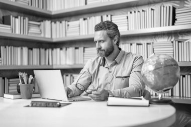 Öğretmen dizüstü bilgisayarda çalışıyor. Öğretmen sanal sınıflarla uzaktan eğitim alıyor. uzaktan eğitim. Öğretmen çevrimiçi uzaktan kumanda. Bilgi işlem uzmanı. uzak özel eğitim. bilgi ve eğitim.