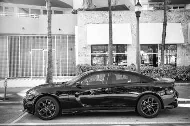 Miami, Florida, ABD - 17 Aralık 2024: Siyah 2023 Dodge Charger GT arabası. Dodge Charger GT tipi lüks bir araba. Dodge Charger GT 'nin arabası, dışarıda park edilmiş. Dodge Charger GT, yan görünüm.