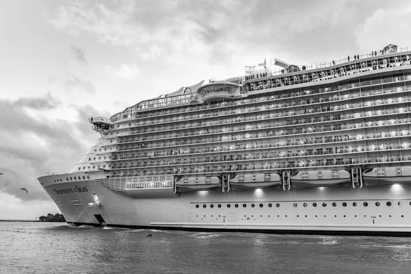 Miami, Florida, ABD - 16 Aralık 2024: Royal Caribbean International tekne şirketi. Gemi turu. Yüzen otel. Deniz Yolcuları Seyahat Senfonisi. Gemi gezisi yaz tatili.