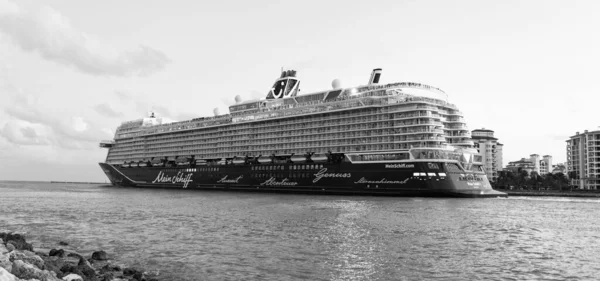 Miami, Florida, ABD - 01 Kasım 2024 Yaz Tatili Gezisi. TUI gezileri. Denizlerde gemi turu. Gemi Miami sahil limanından ayrılıyor. Seyahat güzergahı. Mein Schiff 2 yolcu gemisi yolculuğu.