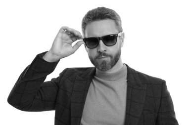 İş ceketli ve güneş gözlüklü bir adam. Olgun adam erkek giyim tarzı giyinir. Şık ve modaya uygun. İspanyol manken. Beyaz giysili şık erkek kıyafetleri. Günlük kıyafet..