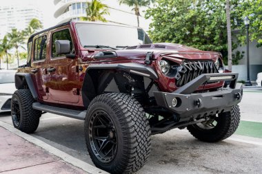 Miami, Florida, ABD - 27 Temmuz 2025: Sınırsız Jeep Wrangler. Araba Jeep Wrangler dışarıda park etmiş. Koyu kırmızı kamyonet, köşe manzaralı. Jeep Wrangler Sınırsız 2021 SUV arabası.