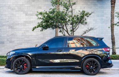 Miami, Florida, ABD - 27 Temmuz 2025: BMW X5 G05 2019 SUV otomobil. Lüks SUV BMW X5 G05. BMW X5 G05 SUV dışarıda park halinde. Siyah SUV arabası, yan görüş..
