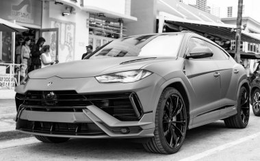 Miami, Florida, ABD - 08 Aralık 2024: Luxur yeşil renkli Lamborghini Urus S tipi spor araba. Lamborghini Urus 'un arabası dışarıda park halinde. Lamborghini Urus, köşe manzaralı. 2024 Lamborghini Urus S SUV arabası.