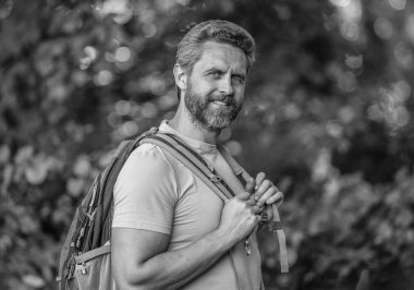 Ormanda yürüyüş yapan sırt çantalı bir yürüyüşçü. Ormanda erkek yürüyüşçü portresi. Sırt çantalı bir gezgin. Yürüyüş macerası. Seyahat yaşam tarzı. Kırsalda yürüyüş yapan bir adam. Ormandaki İspanyol adam..