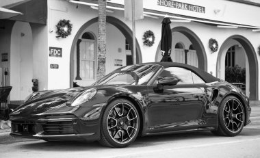 Miami, Florida, ABD - 15 Aralık 2024: Mavi Porsche 992 üstü açık spor araba. Üstü açık Porsche 992 model lüks spor araba. Porsche 992 'nin arabası dışarıda park edilmiş. Porsche 992, ön manzara..