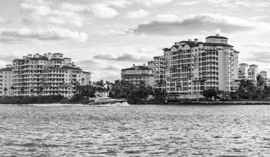 Fisher Adası 'nda lüks bir binada yat. Yaz tatili. Fisher Adası Binası. Lüks motorlu tekne yatı. Yat marinaya gidiyor. Tekne ve yat gezisi. Lüks yaşam tarzı.