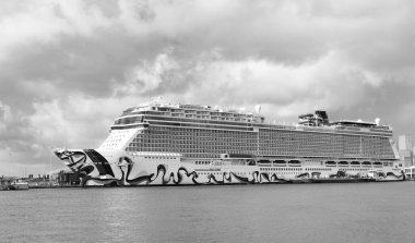 Miami, Florida, ABD - 03 Kasım 2024: Norveç yolcu gemisi. Gemi turu ve deniz seyahati. Gemi kalkıyor. Norveçli bir yolcu gemisi yolculuğu. Yaz tatilinde gezmek.