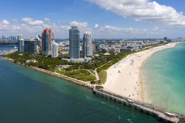 Miami Sahili ufuk çizgisi hava manzarası. Miami 'den İHA' ya. Tropik Miami manzarası. Miami bölgesi gökyüzü manzarası. Meşhur okyanus kıyısında. Panoramik kıyı şeridi. Güney sahili manzarası. Florida 'da yaz tatili