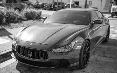 Miami, Florida, ABD - 06 Aralık 2024: Maserati Ghibli 2025 spor yara izi. Maserati Ghibli 'nin lüks spor arabası. Maserati Ghibli 'nin arabası dışarıda park edilmiş. Maserati Ghibli, köşe görünümü.