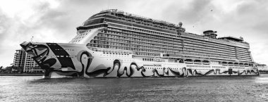 Miami, Florida, ABD - 16 Aralık 2024 Norveç yolcu gemisi. Gemi turu ve deniz seyahati. Gemi kalkıyor. Norveçli bir yolcu gemisi yolculuğu. Yaz tatilinde gezmek.