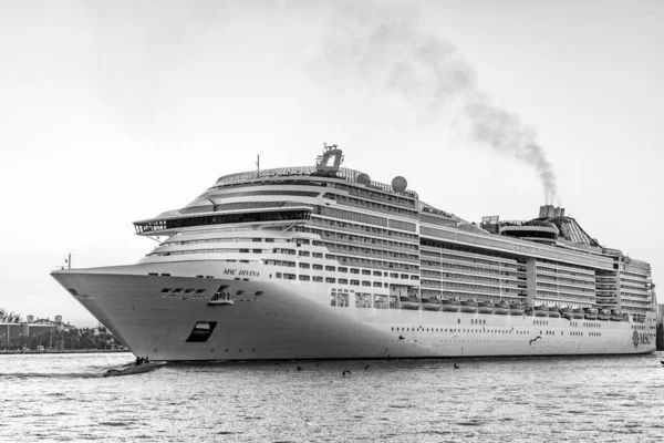 Miami, Florida, ABD - 21 Aralık 2024: MSC yolcu gemisi. Gemi turu ve deniz seyahati. Gemi gün batımında limandan ayrılıyor. MSC Divina yolcu gemisi yolculuğu. Yaz tatilinde gezmek.