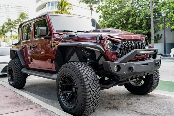 Miami, Florida, ABD - 27 Temmuz 2025: Sınırsız Jeep Wrangler. Araba Jeep Wrangler dışarıda park etmiş. Koyu kırmızı kamyonet, köşe manzaralı. Jeep Wrangler Sınırsız 2021 SUV arabası.