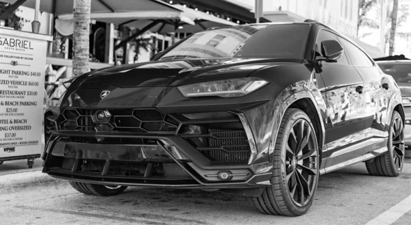 Miami, Florida, ABD - 23 Kasım 2024: Mavi Lamborghini Urus 2020 SUV spor yara izi. Lamborghini Urus tipi lüks bir spor araba. Lamborghini Urus dışarıda park etmiş. Lamborghini Urus, alçak köşe manzaralı..