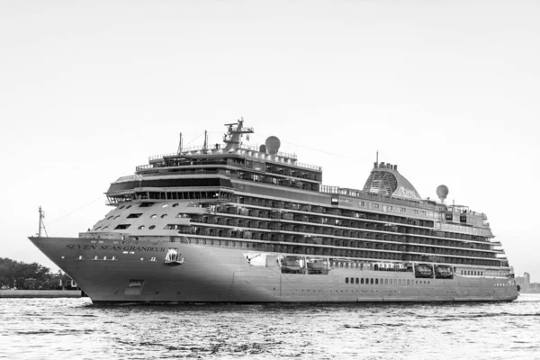 Miami, Florida, ABD - 07 Aralık 2024: gemi turu. Denizde seyahat etmek. Gemi limandan ayrılıyor. Yedi deniz Grandeur yolcu gemisi yolculuğu. Yaz tatilinde gemi turu. Naip yedi deniz yolculuğu..