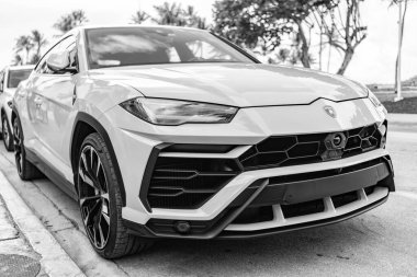 Miami, Florida, ABD - 15 Aralık 2024: Sarı Lamborghini Urus 2019 SUV arabası. Lamborghini Urus tipi lüks bir araba. Lamborghini Urus 'un arabası dışarıda park edilmiş. Lamborghini Urus, köşe manzaralı..