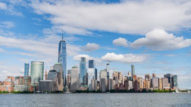 New York, Birleşik Devletler. New York Manhattan 'ın ufuk çizgisi finans bölgesi. Manhattan güzel silueti, New York, Birleşik Devletler. Manhattan 'ın ortasındaki New York şehrinin gökyüzü manzarası. ABD NYC 'de. Amerikan en büyük şehri.