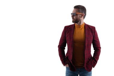 Karizmatik iş adamı resmi ceket giyer. İş gündelik tarzı. Şık bir iş adamının portresi. Ceketli ve güneş gözlüklü bir adam. Beyaz ceketli yakışıklı erkek manken. Pankart.