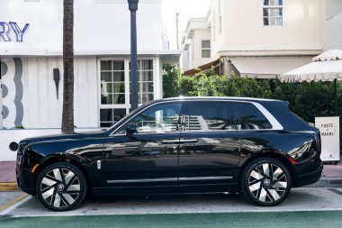 Miami, Florida, ABD - 29 Haziran 2024 Rolls Royce Cullinan lüks SUV arabası. Lüks SUV Rolls Royce Cullinan. Araba Rolls Royce Cullinan park etmiş. Siyah araba, yan görüş..