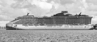 Miami, Florida, ABD - 3 Kasım 2024: Virgin Voyages yolcu gemisi yolculuğu. Yaz tatilinde gemi turu. Bakire Yolculukları hattı. Gemi turu ve deniz seyahati. Gemi Miami sahil limanından ayrılıyor..