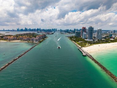 Güney Miami Sahili 'nin en iyi manzarası. Miami Beach 'in gökdelenli gökdelenli manzarası. Yazın Miami Sahili 'nin havadan görünüşü