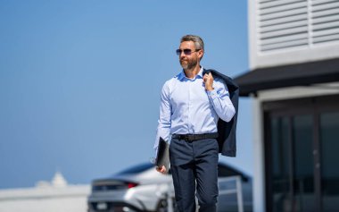 İşadamı patron portresi. Başarılı bir iş. Başarı girişimci bayiliğinde. İş molasında ofis müdürü. Açık havada başarılı bir iş adamı. Profesyonel iş adamı takım elbise giyer. Reklam..